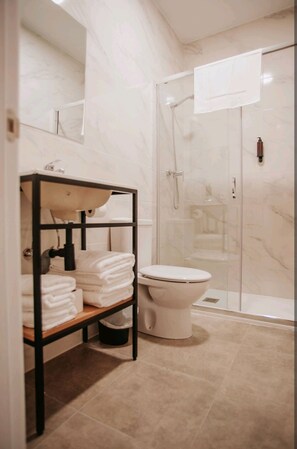 Studio Standard, 1 lit double et 1 canapé-lit, non-fumeur, cuisinette | Salle de bain | Douche, séchoir à cheveux, plancher chauffant (salle de bain)