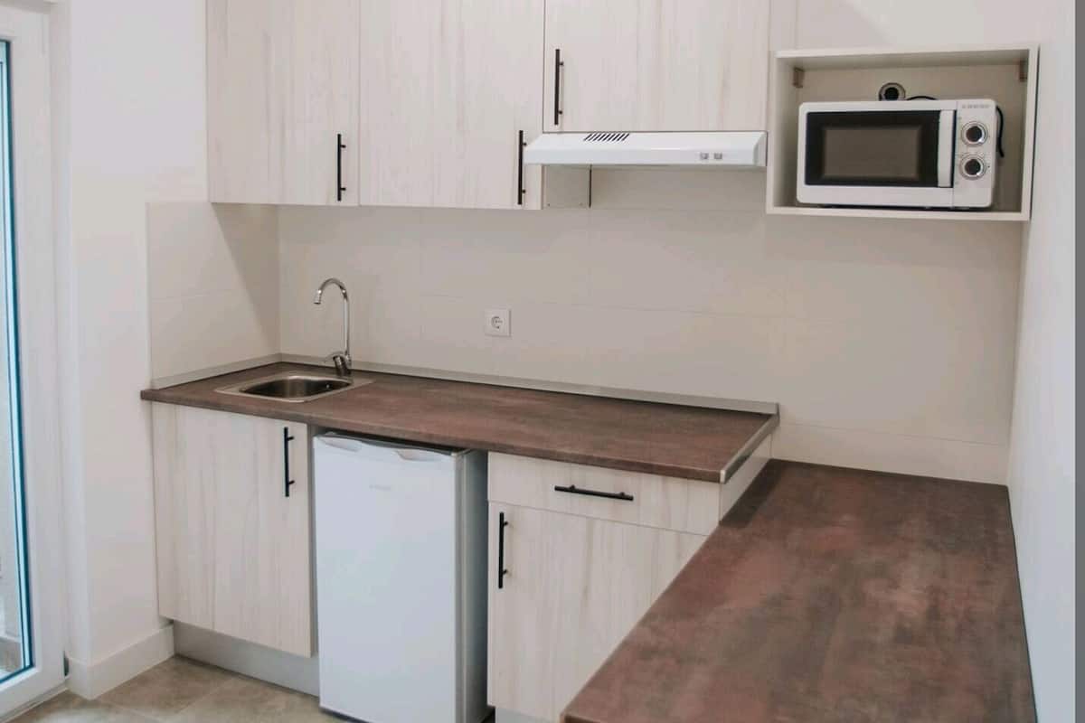 Standard Studio, Multiple Beds, Kitchenette | Private kitchen | Mini-fridge, microwave, stovetop, toaster
