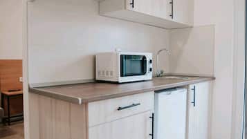 Frigobar, microondas, placa de cocina, tostadora