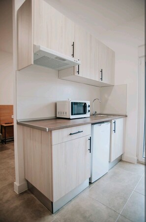 Studio Standard, 1 lit double et 1 canapé-lit, non-fumeur, cuisinette | Cuisine privée | Mini-réfrigérateur, four à micro-ondes, surface de cuisson, grille-pain