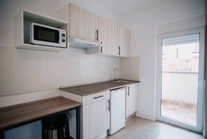 Estudio superior, cocina básica | Cocina privada | Frigorífico pequeño, microondas, placa de cocina y tostadora