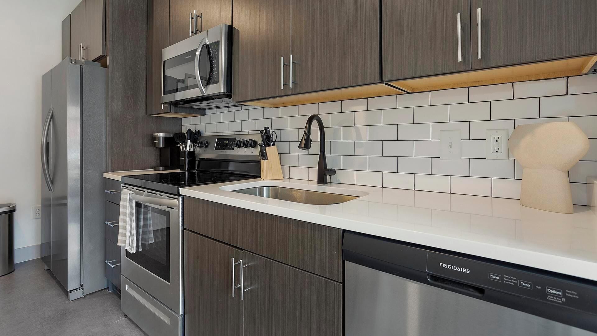 Réfrigérateur, tables à manger