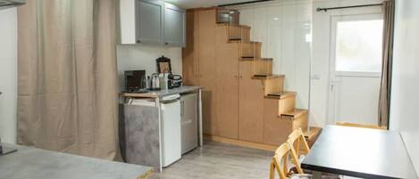 Fridge, microwave, stovetop, coffee/tea maker