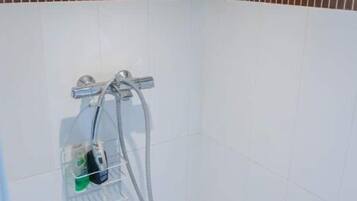 Toallas, jabón, shampoo, papel de baño