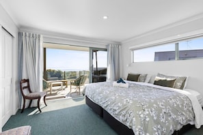 3 bedrooms, desk, iron/ironing board, WiFi - Oceanview on Broadway (Waihi Beach)