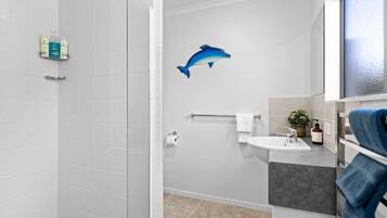 Een douche, handdoeken