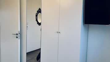 2 bedrooms, desk, iron/ironing board, WiFi