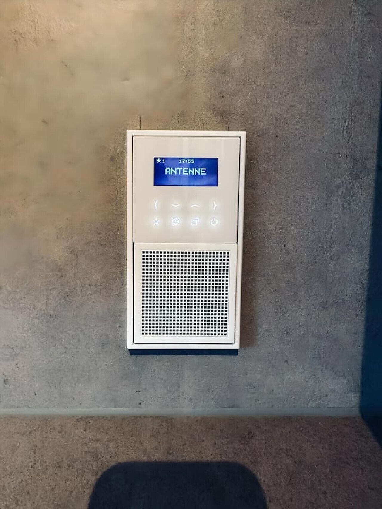 Et intercomsystem monteret på væggen med digitalt display og tastefelt.