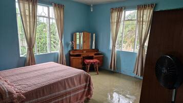 3 makuuhuonetta, silitysrauta/-lauta, ilmainen Wi-Fi, vuodevaatteet