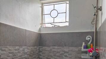 Hiustenkuivaaja, pyyhkeet, saippua, sampoo