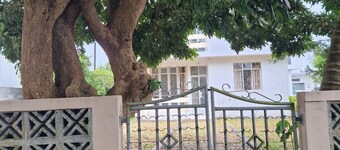 Fully renovated, detached 3 bedrooms house with garage, in safe and quiet area.