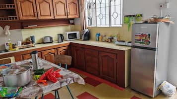 Kühlschrank, Mikrowelle, Wasserkocher, Toaster