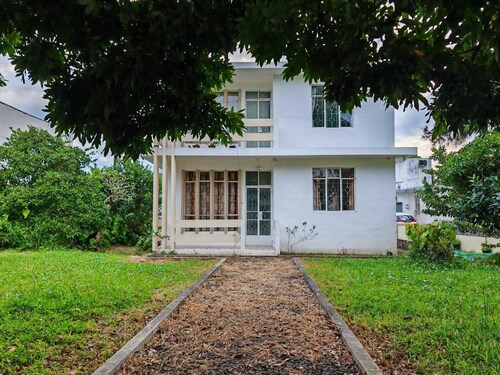 Fully renovated, detached 3 bedrooms house with garage, in safe and quiet area.