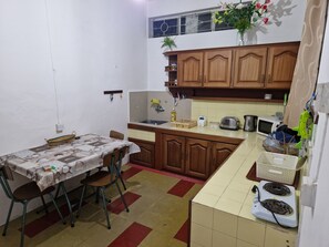 Kühlschrank, Mikrowelle, Wasserkocher, Toaster