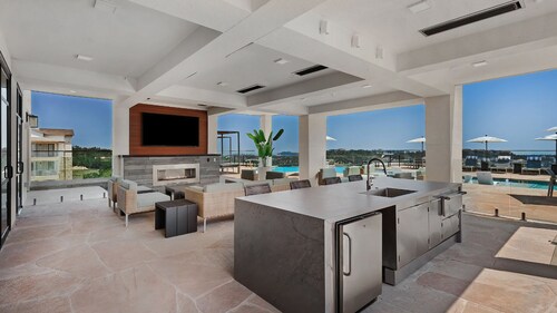 Landing | Beautiful 2BD, Pool, Clubhouse