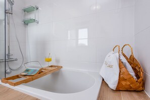 Dusche, Haartrockner, Handtücher