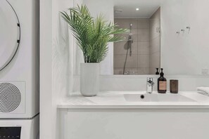 Shower, hair dryer, towels