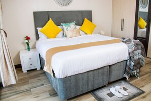 2 bedrooms, individually decorated, desk, laptop workspace - Silverstone 2 bedroom Apartment  (Nairobi)