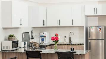 Deluxe Apartment, 2 Bedrooms | Private kitchenette | Fridge, microwave, toaster, cookware/dishes/utensils
