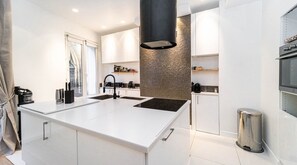 Een koelkast, een magnetron, een oven, een kookplaat