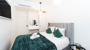 2 bedrooms, desk, iron/ironing board, free WiFi - 100m² on Rue Saint-Séverin, right around the corner from the Latin Quarter (Paris)