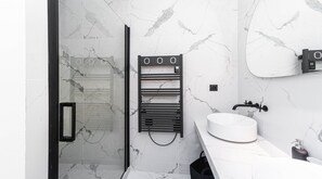 Shower, hair dryer, towels, soap - 100m² on Rue Saint-Séverin, right around the corner from the Latin Quarter (Paris)