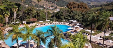 Una piscina techada, una piscina al aire libre