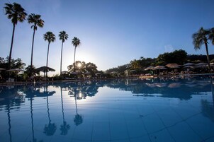Una piscina techada, una piscina al aire libre