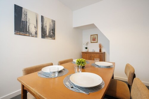 Peaceful Grimsby House w/ Fast WiFi & Garden