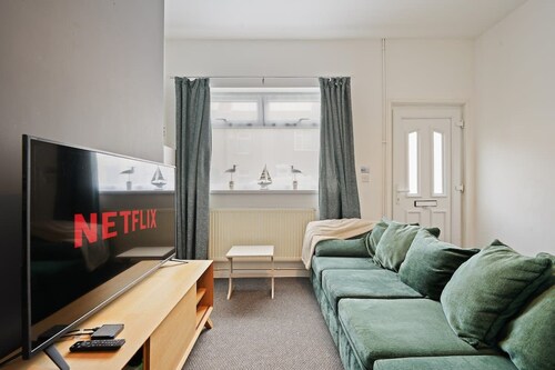 Peaceful Grimsby House w/ Fast WiFi & Garden
