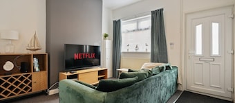 Peaceful Grimsby House w/ Fast WiFi & Garden