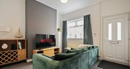 Peaceful Grimsby House w/ Fast WiFi & Garden