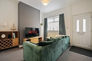 TV - Grimsby City Centre Stay | Free Parking (Grimsby)