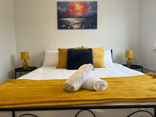 2 soverom, skrivebord, reiseseng for barn og wi-fi (inkludert)