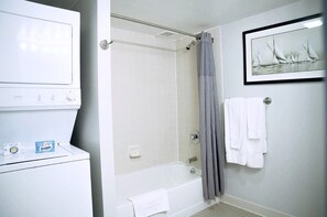 Chuveiro, secador de cabelo, toalhas de banho 