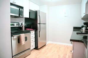 Geladeira, micro-ondas, fogão, cooktop