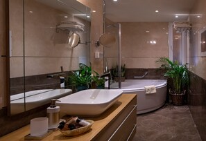 Secadora de cabello, toallas, jabón, papel de baño 