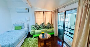 Edredón, muebles diferentes y espacio para trabajar con laptop 