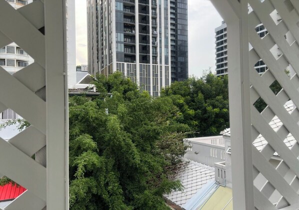 Habitación doble estándar, 1 cama matrimonial | Edredón, muebles diferentes y espacio para trabajar con laptop 