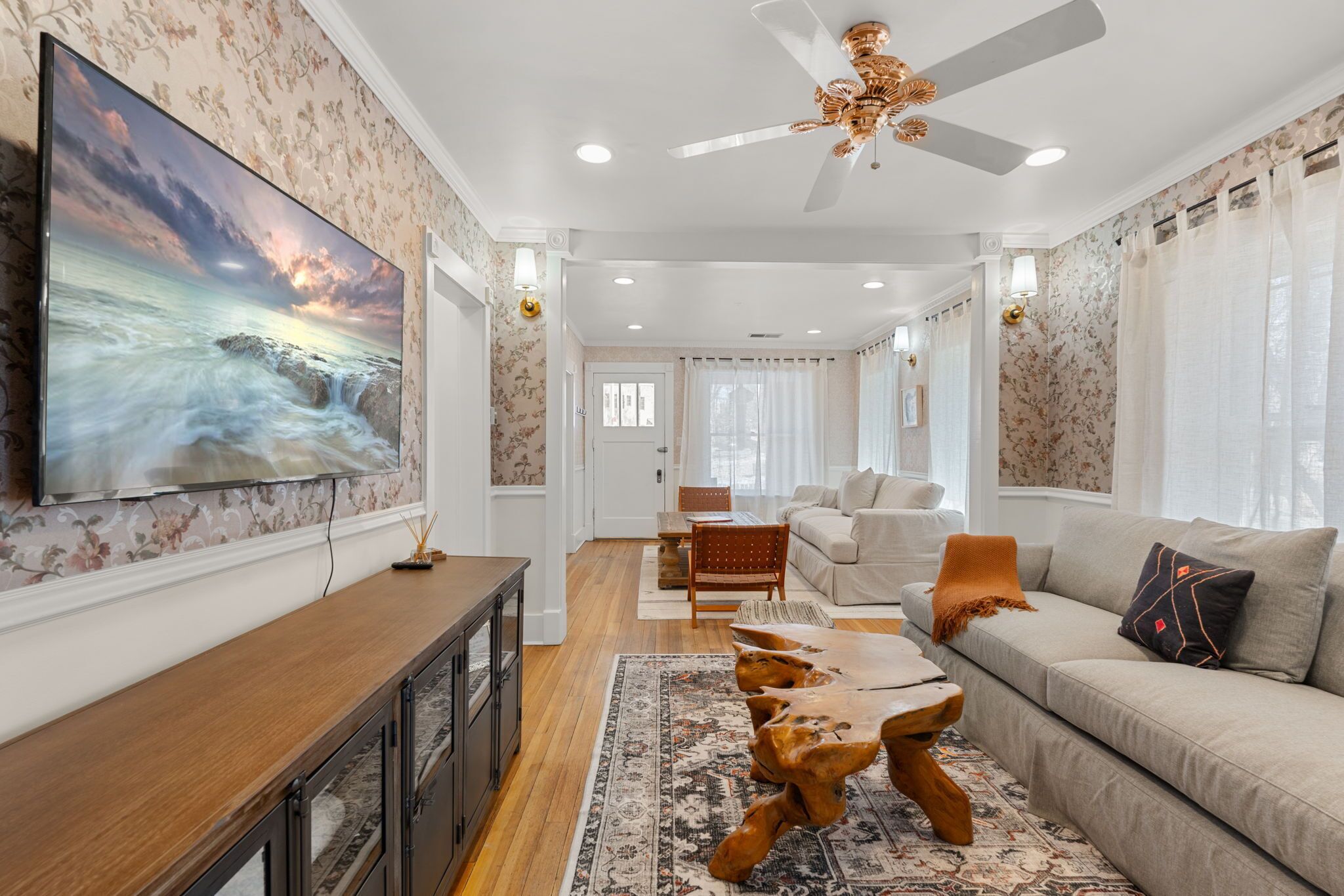 New! Downtown, Walk to Plaza, Restaurants & Shops - Backyard