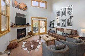 Smart-TV, peis, bøker og filmbibliotek