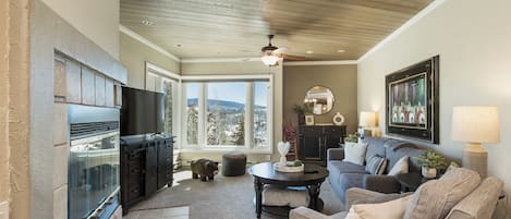 Smart TV, fireplace