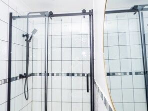 Shower, hair dryer, towels - Ramsgate Boutique Apartment (Ramsgate)