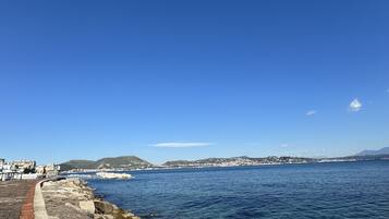 Gần bãi biển, cát trắng