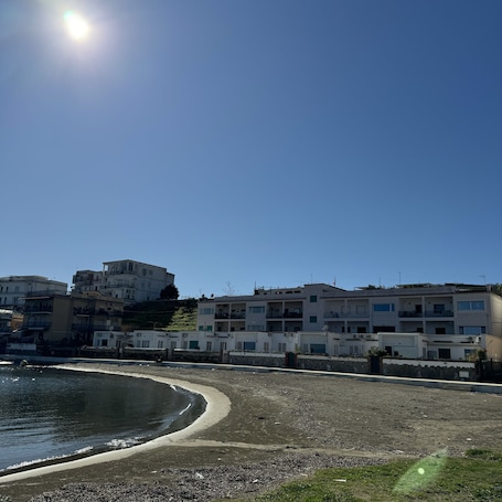 Una playa cerca, arena blanca