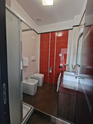 Deluxe Room, City View | Bathroom