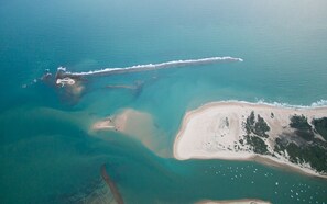 Nær stranden og solsenger