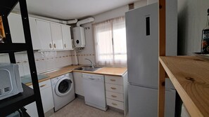 Fridge, microwave, oven, stovetop - Sunny flat in the best location! (San Fernando)