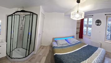 1 bedroom, bed sheets