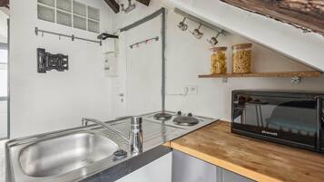 Frigorífico, microondas, placa de cocina y cafetera o tetera